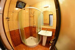 Гостевой дом Casa Cojocaru Ionel/ Fresh Дробета-Турну- Севери Трехместный номер с собственной ванной комнатой-1