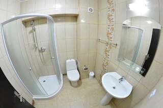 Гостевой дом Casa Cojocaru Ionel/ Fresh Дробета-Турну- Севери Трехместный номер с собственной ванной комнатой-2